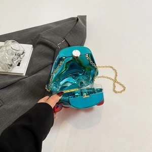 Pochette a forma di auto in acrilico blu con catena dorata in una vista dall'alto