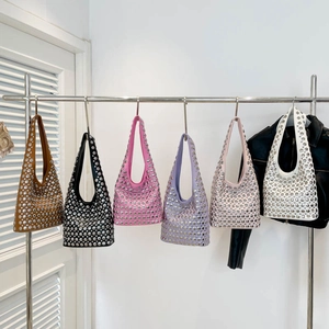 Hobo-Achseltasche mit silbernen Metallnieten in sechs Farben für moderne Damen
