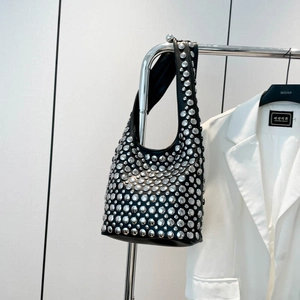 Modische schwarze Leder-Beuteltasche mit silbernen Metallnieten und Punk-Stil Schultergurt