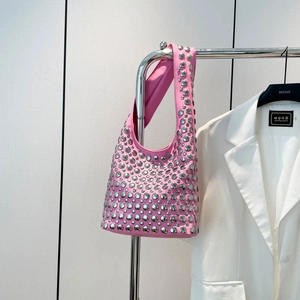 Rosafarbene Hobo-Tasche aus Leder mit silbernen Rundnieten und Schultergurt-Design