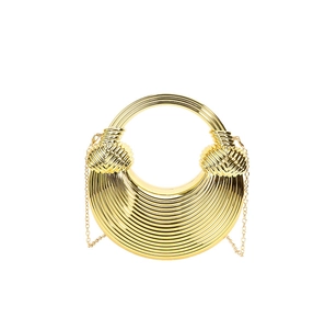 Nahaufnahme der goldenen Abendtasche in Halbmondform mit Metallrippen und rundem Griff