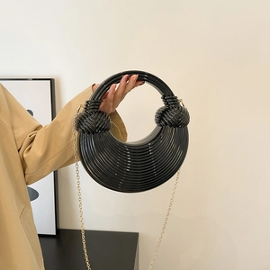 Elegante schwarze Halbmond-Clutch aus Harz mit Spiralstruktur und goldener Kette