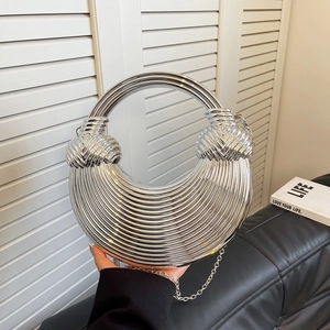 Futuristische silberne Halbmond-Clutch mit Ringgriff und filigraner Metallkette