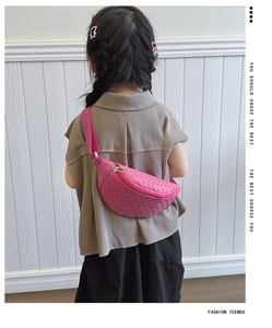 Sac banane en cuir PU rose avec texture matelassée porté par un mannequin de dos