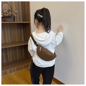Détail d'un sac banane tissé marron pour enfant avec sangle réglable et zip métallique