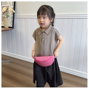 Détail du sac banane enfant rose en similicuir avec motif matelassé et fermeture éclair