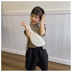 Détail du sac banane blanc en cuir PU pour enfant avec sangle réglable sur un enfant