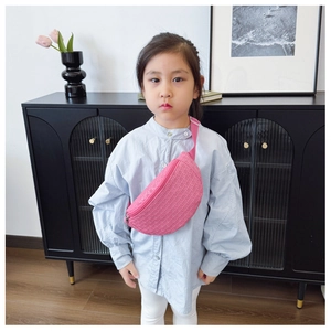 Détail du sac banane rose pour enfants en tissu PU texturé avec bandoulière réglable