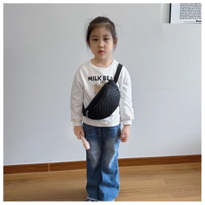 Détail du sac de poitrine noir pour enfants en similicuir avec motif gaufré en Y