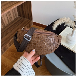 Vue macro détaillée de la texture tressée en cuir PU marron foncé et du zip de la banane