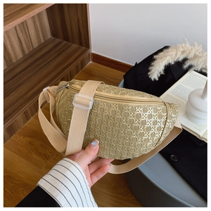 Détail du sac de poitrine tissé marron clair avec sangle réglable et fermeture éclair