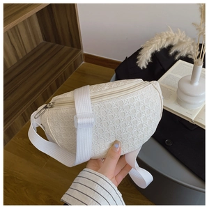 Détail de la texture tressée blanche et de la sangle réglable en nylon du sac banane