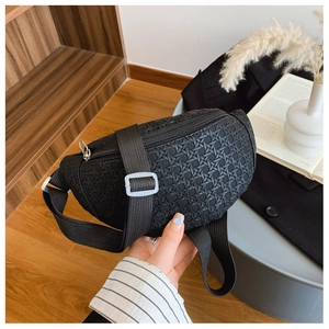 Détail de la sacoche banane tissée noire avec sangle réglable et fermeture éclair argent