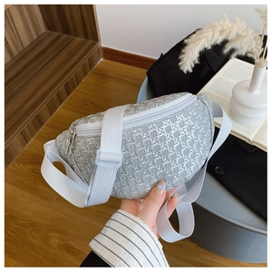 Détail du sac banane argenté en similicuir tressé avec bandoulière réglable moderne