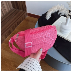 Détail d'un sac banane rose en cuir PU tressé avec sangle réglable et fermeture