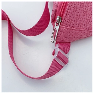 Vue macro de la texture tressée rose avec boucle de sangle et fermeture éclair argentée