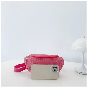 Détail de la sacoche banane rose tissée avec fermeture éclair et smartphone de référence