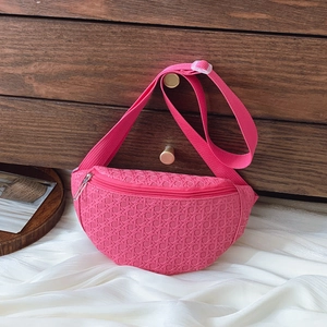 Sac banane en PU magenta avec texture tissée et sangle réglable pour sport et voyage