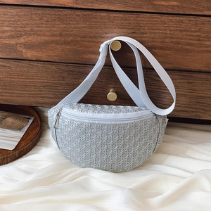 Sac banane en PU tressé argenté avec bandoulière réglable sur fond de satin brillant chic