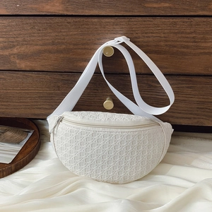 Sac banane blanc texturé tressé avec fermeture éclair argentée sur fond sobre