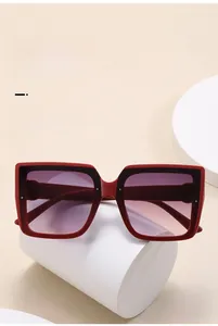 Detail einer roten übergroßen quadratischen Sonnenbrille mit Verlaufsgläsern und Nieten