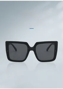 Vorderansicht der schwarzen Oversize-Sonnenbrille mit integrierten Nasenpads und Gläsern