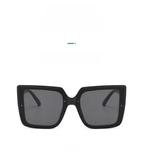 Vorderansicht der großen quadratischen Oversized-Sonnenbrille mit schwarzem Rahmen