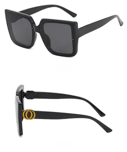 Details einer quadratischen Übergroße-Sonnenbrille mit goldenem Dekor am schwarzen Rahmen