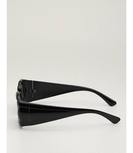 Détail latéral de lunettes de soleil noires surdimensionnées avec des branches larges
