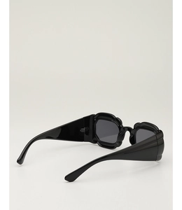 Détail de lunettes de soleil carrées noires avec monture sculptée en forme de pétales