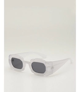 Détail de lunettes de soleil blanches mates en forme de pétale avec verres gris