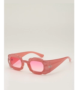 Détail des lunettes de soleil roses en forme de fleur avec branches larges