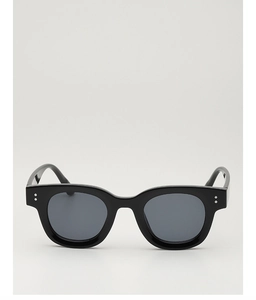 Vorderansicht der quadratischen schwarzen Sonnenbrille mit runden Metallnieten an der Seite
