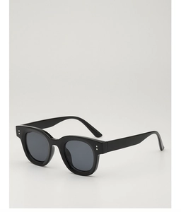 Nahaufnahme der schwarzen quadratischen Sonnenbrille mit silbernen Nieten und Gläsern