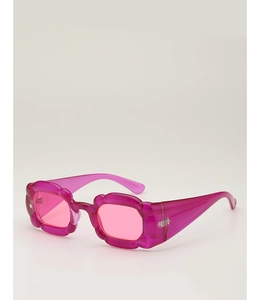 Vue détaillée des lunettes de soleil magenta translucides avec cadre ondulé irrégulier