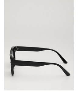 Seitenansicht der quadratischen schwarzen Sonnenbrille mit dickem Rahmen und Retro-Design