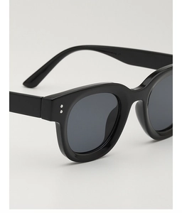 Detailansicht der retro quadratischen Sonnenbrille mit schwarzem dickem Rahmen.