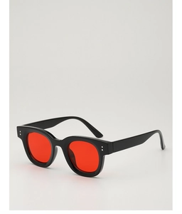 Details einer schwarzen quadratischen Sonnenbrille mit roten Gläsern und dicken Bügeln