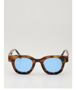 Detail der Sonnenbrille mit Schildpattmuster, Metallnieten und blauen Gläsern