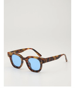 Details einer quadratischen Schildpatt-Sonnenbrille mit blauen Gläsern und Nieten