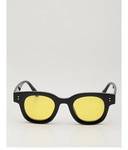 Detailansicht der schwarzen Sonnenbrille mit gelben Gläsern und Silbernieten