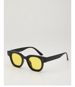 Detailaufnahme der Vintage-Sonnenbrille mit schwarzem Rahmen, Bernstein-Gläsern und Nieten