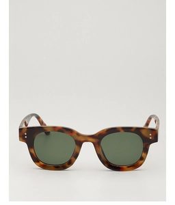 Nahaufnahme der Retro-Sonnenbrille mit quadratischem Rahmen in Schildpatt und Nieten