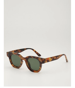 Detailansicht der Sonnenbrille in Schildpatt-Optik mit Nieten und grünen Gläsern