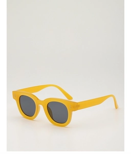 Detailansicht der gelben quadratischen Retro-Sonnenbrille mit silbernen Metallakzenten