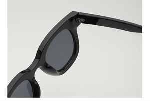 Makroaufnahme der Metallscharniere an der klassischen schwarzen quadratischen Sonnenbrille