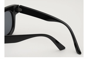 Makroaufnahme der Metallscharniere und glänzenden schwarzen Bügel der eckigen Sonnenbrille