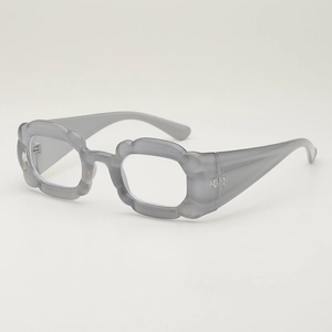 Lunettes de soleil chic à monture fleurie grise pour photographie de rue tendance