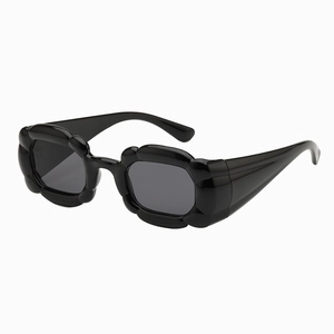 Lunettes de soleil noires avec monture épaisse à fleurs pour un look street chic