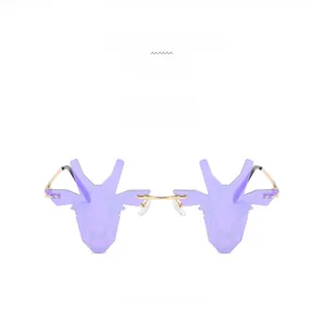 Vue de face des lunettes de soleil cerf avec monture dorée et verres dégradés violets